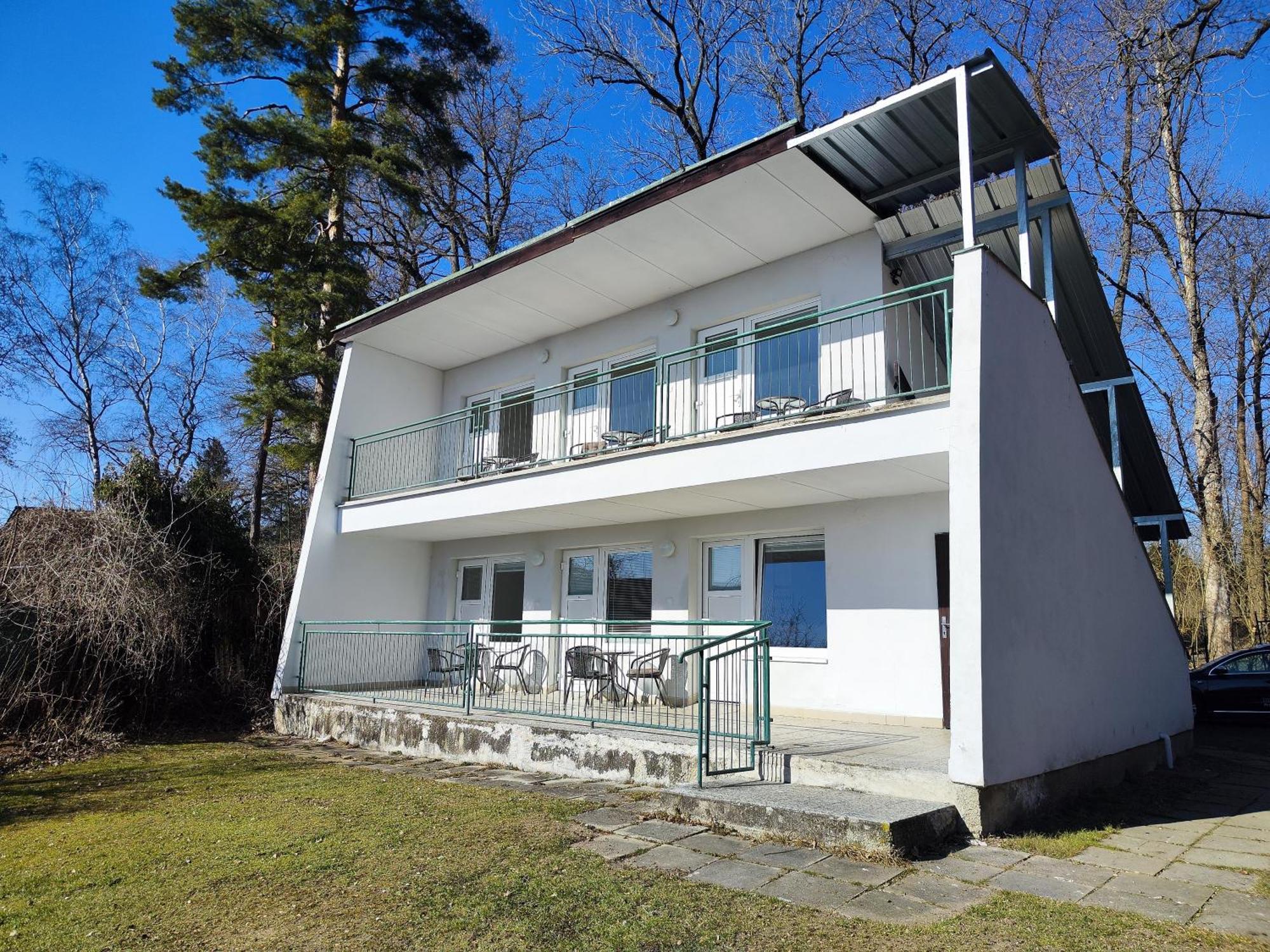 Yacht Club Bezdrev Hotell Hluboká nad Vltavou Exteriör bild