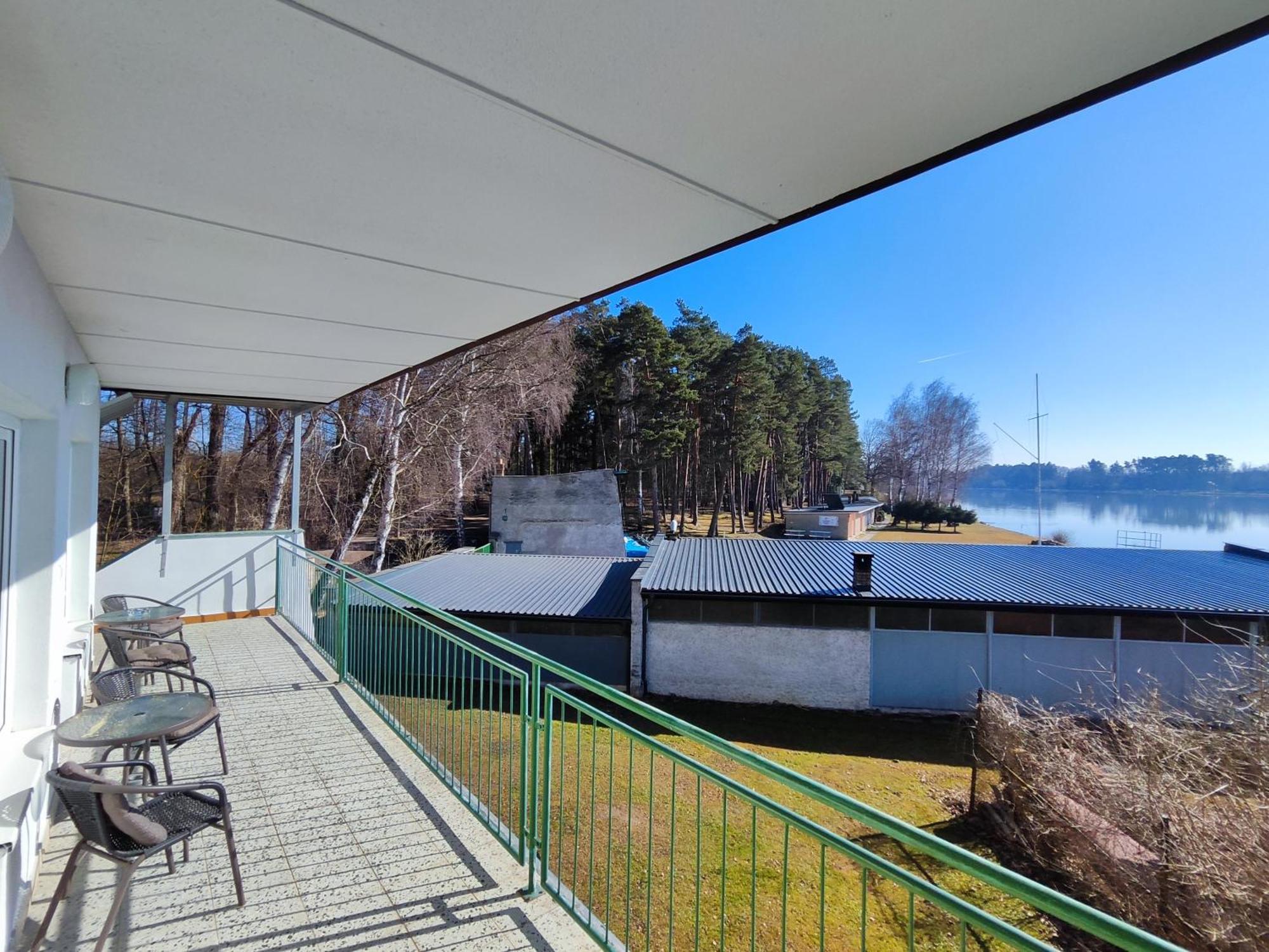 Yacht Club Bezdrev Hotell Hluboká nad Vltavou Exteriör bild