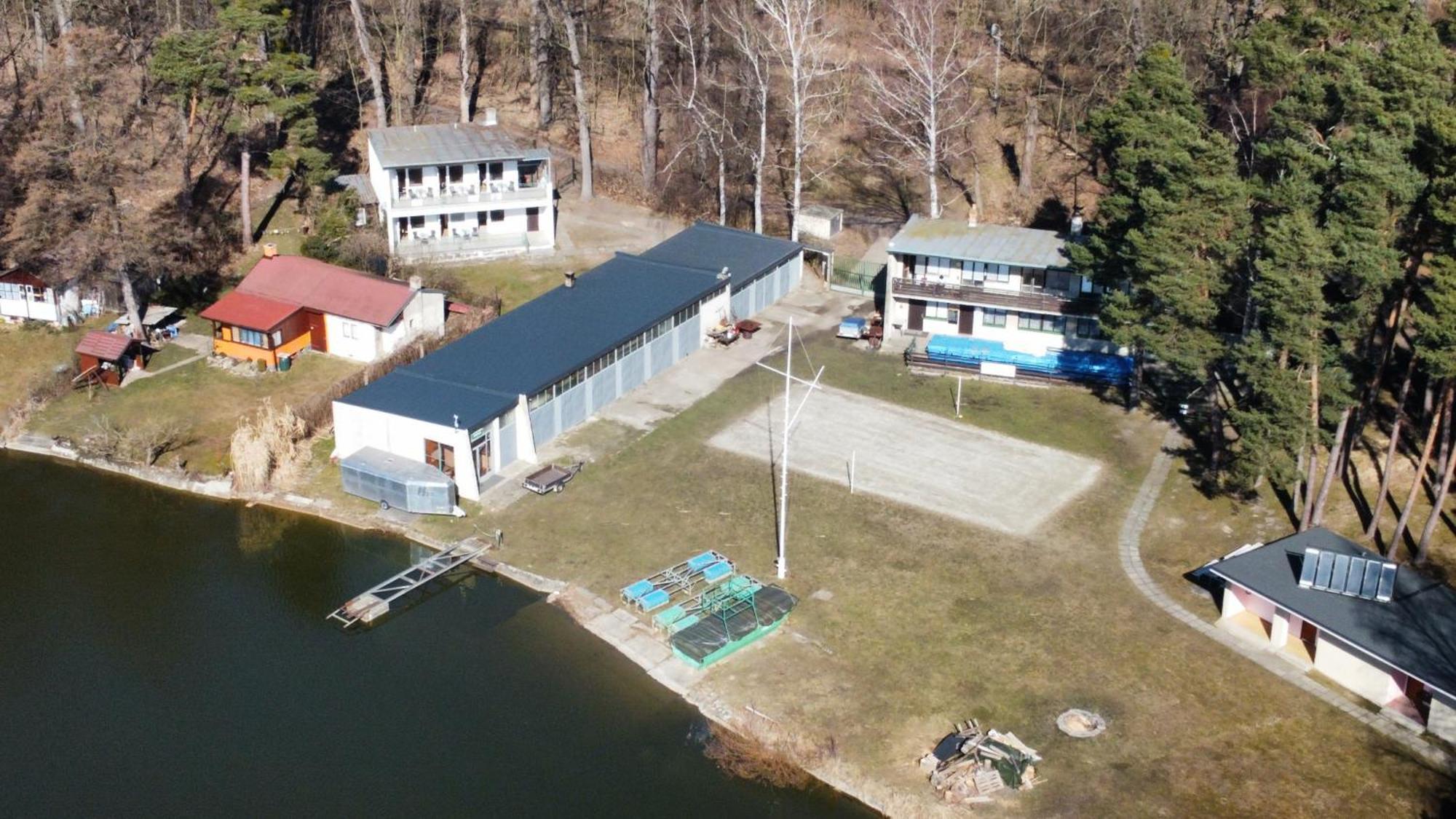 Yacht Club Bezdrev Hotell Hluboká nad Vltavou Exteriör bild
