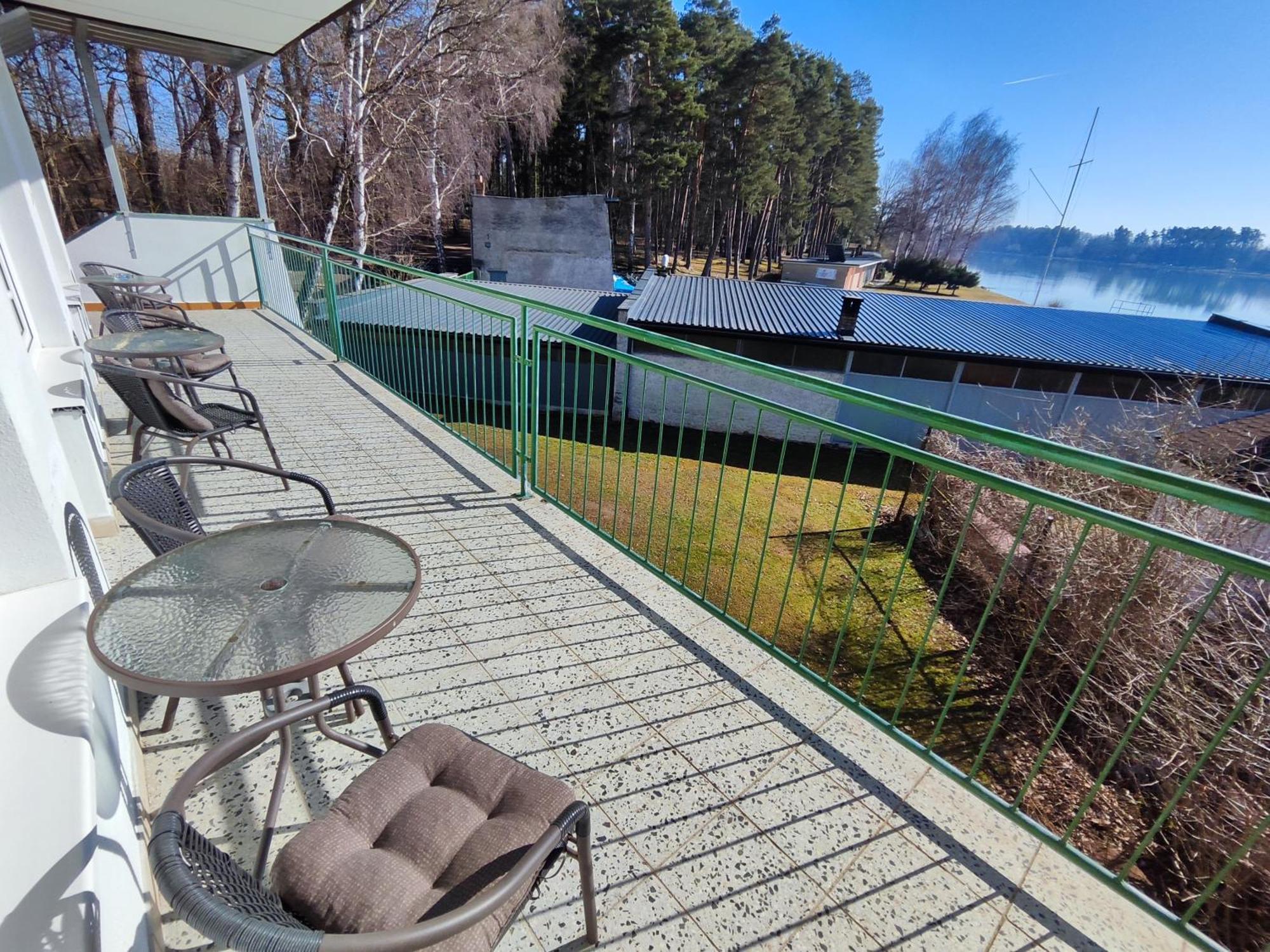 Yacht Club Bezdrev Hotell Hluboká nad Vltavou Exteriör bild